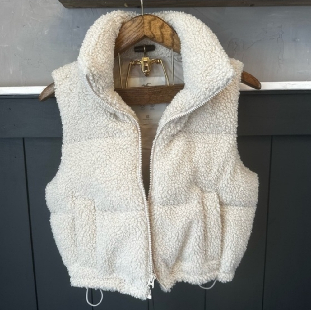 NWT Hollister Co. Cream Beige Puffer Sherpa Teddy Quilted Cropped Jacket Vest XS